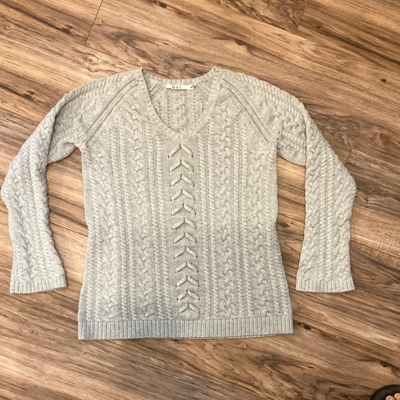 Ost Sweaters - OST cashmere cotton v neck fitted cable knit sweater. FLAWLESS